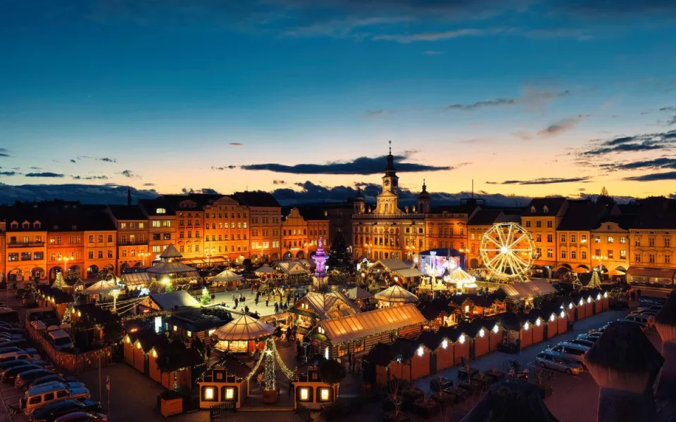 Náměstí se mění v adventní městečko. Trhy začínají už v polovině listopadu