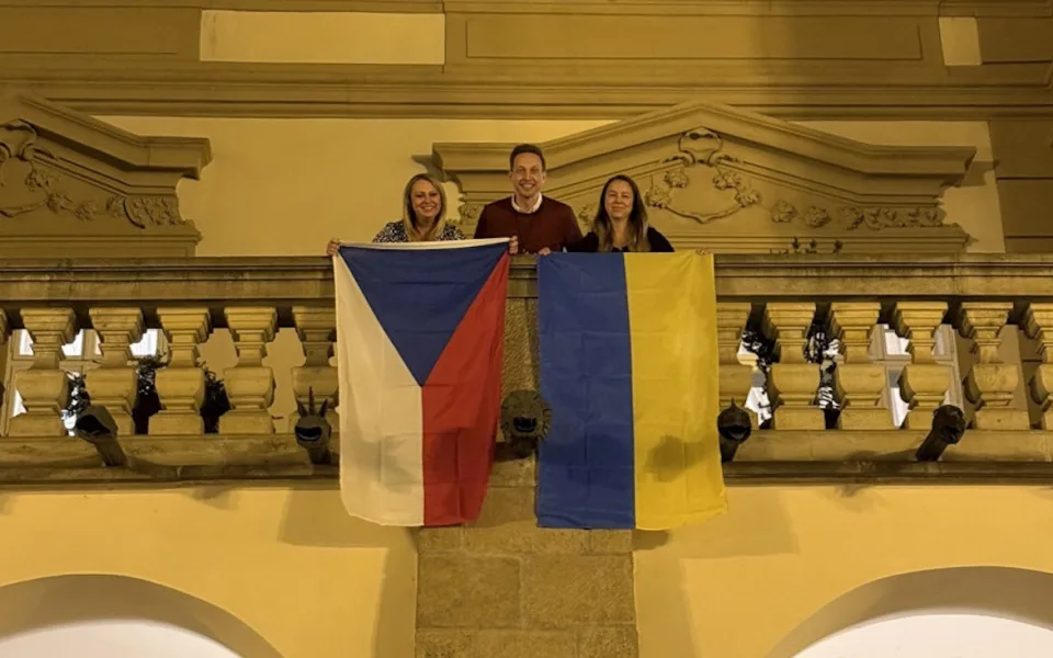 Okamura sundal vlajku Ukrajiny z budovy Sněmovny. Reagovali i jihočeští politici