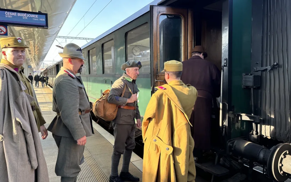 Historický vlak na trase Budějovice - Praha připomínal návrat legionářů.