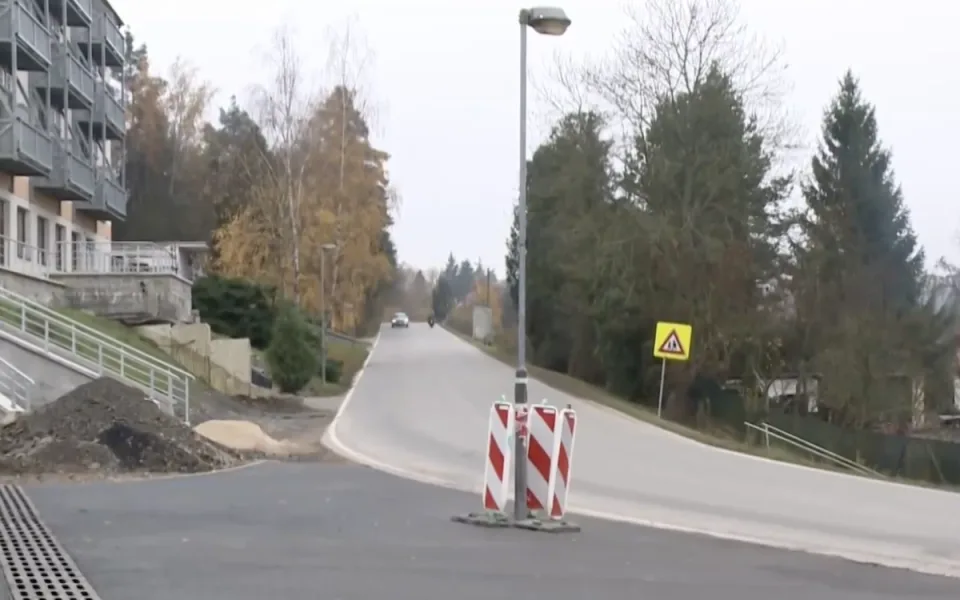 Lampa uprostřed silnice v obci na Českobudějovicku baví internet