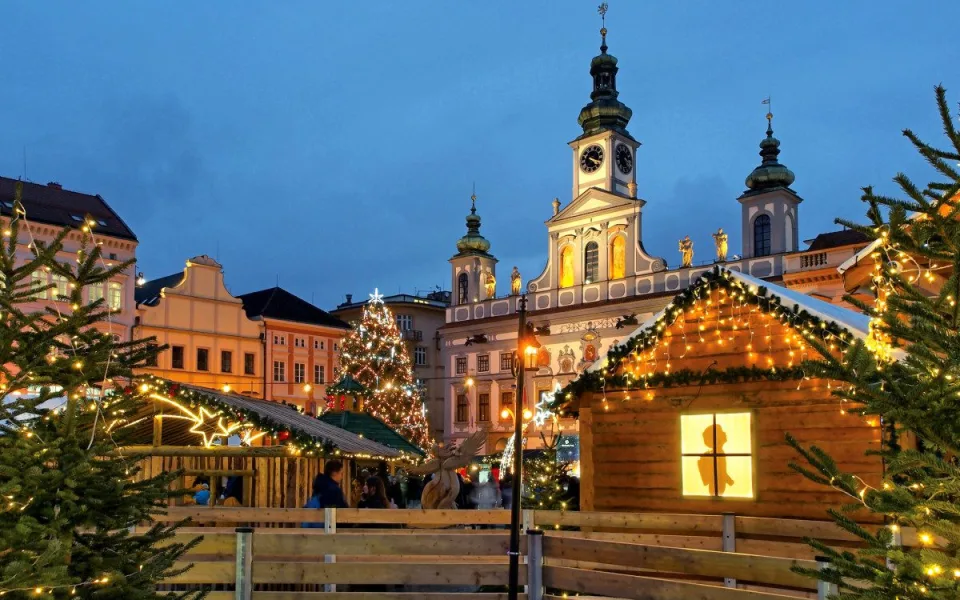 Adventní víkendy budou v centru bez aut. Vyzdobená bude nově ulice U Černé věže