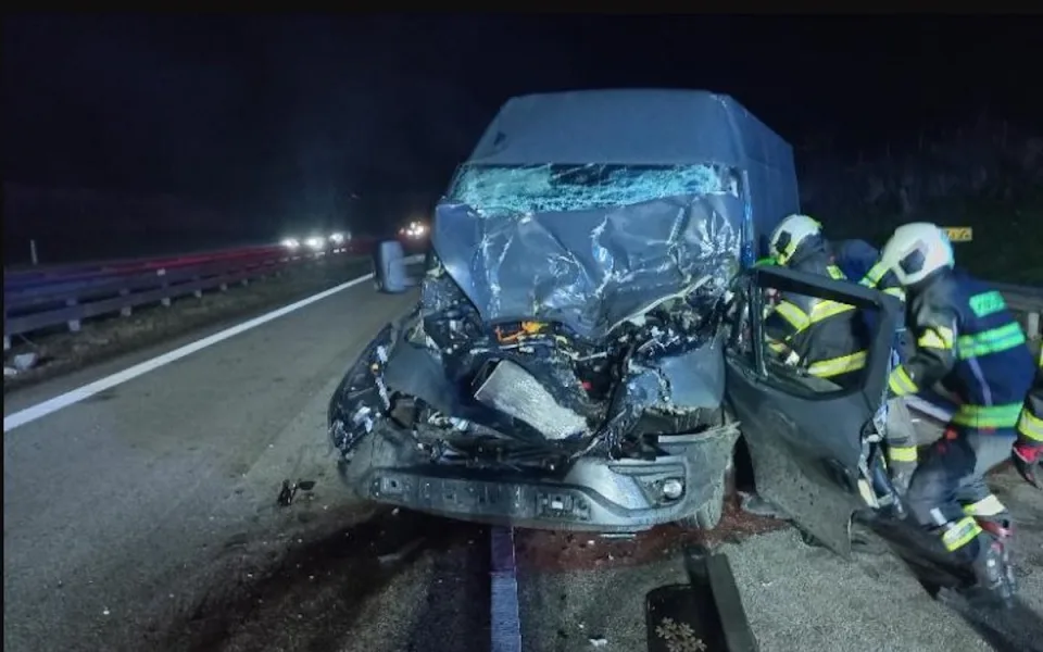 Dálnici D3 uzavřela nehoda dodávky a náklaďáku. Na místě přistával vrtulník