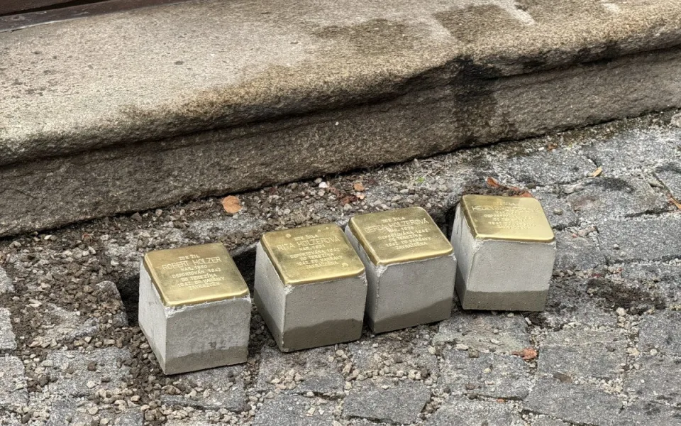 Stopa po Holzerových končí ve varšavském ghettu. Paměť národa umístila další kameny zmizelých