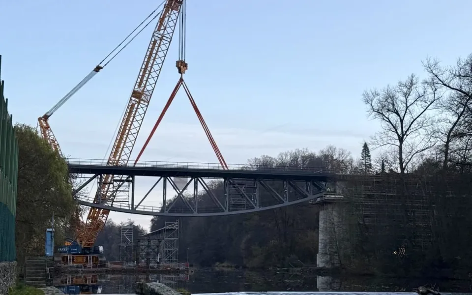 V Táboře použili těžkou techniku. Instalaci mostu zvládl jeřáb s nosností 200 tun