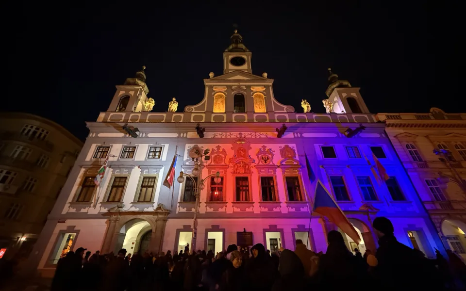 Rozsviťme demokracii v Budějcích. Z radnice zazněla česká hymna