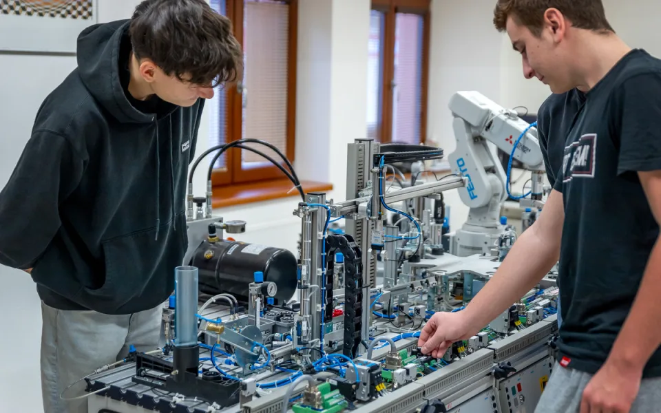 Zažijte dopoledne s technikou: zábavu, objevování a první krůčky do světa techniky.