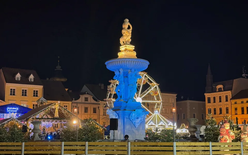Adventní městečko je otevřené. První den přilákalo stovky návštěvníků