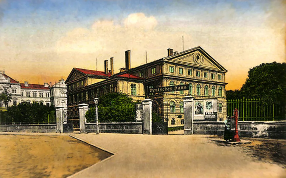 DRBNA HISTORIČKA: Od Německého domu k armáďáku. Budova měnila jména podle režimů
