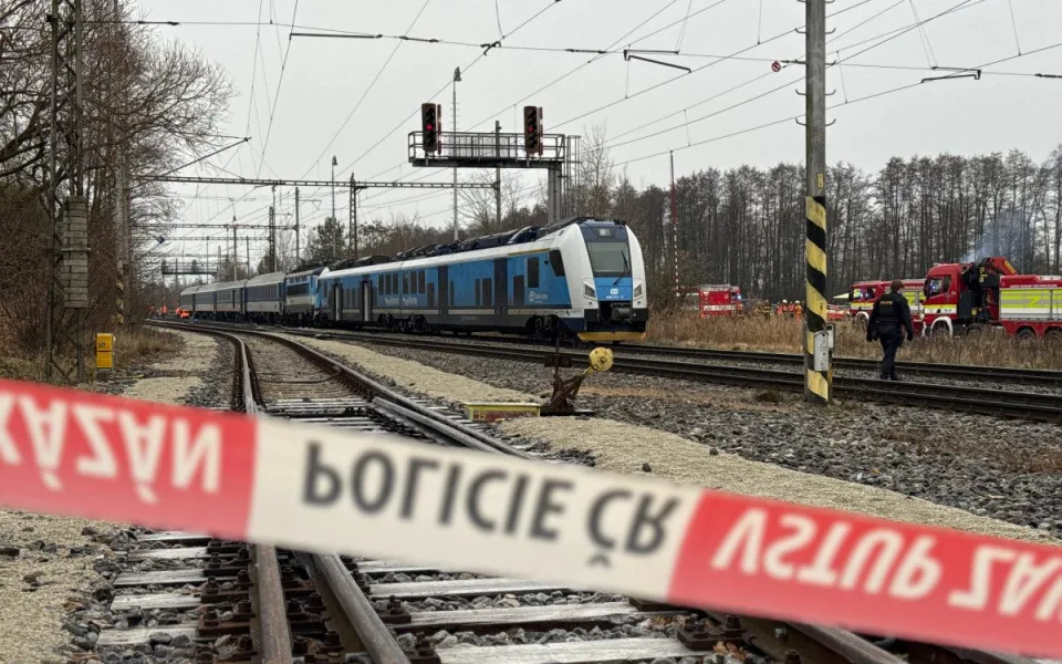 Po srážce vlaků zůstává v nemocnicích devět pacientů
