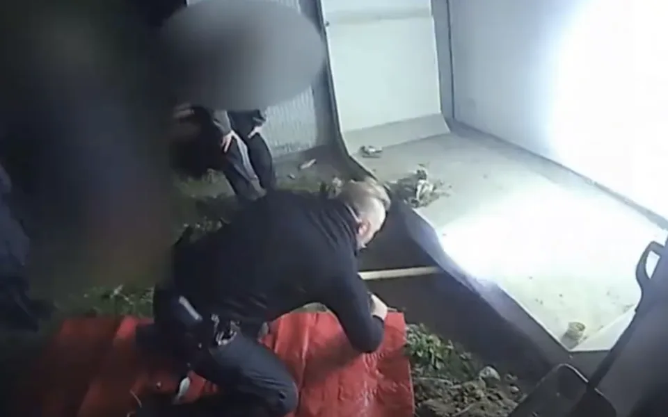 VIDEO: Kvůli záchraně kočky museli strážníci podkopat panelák