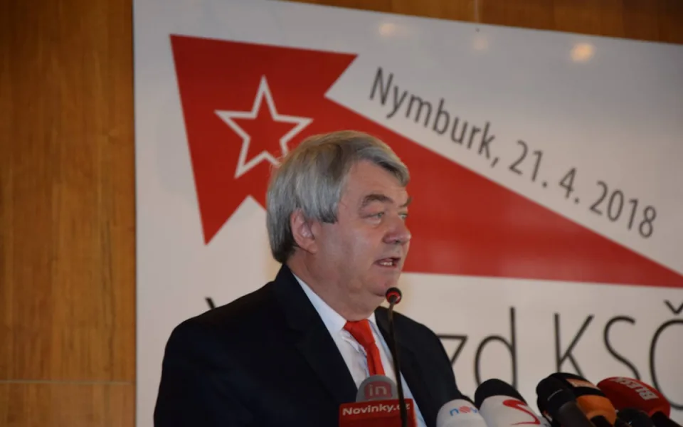 Bývalý šéf KSČM Filip se musí omluvit Milionu chvilek. Jeho výrok o kyberútoku neobstál
