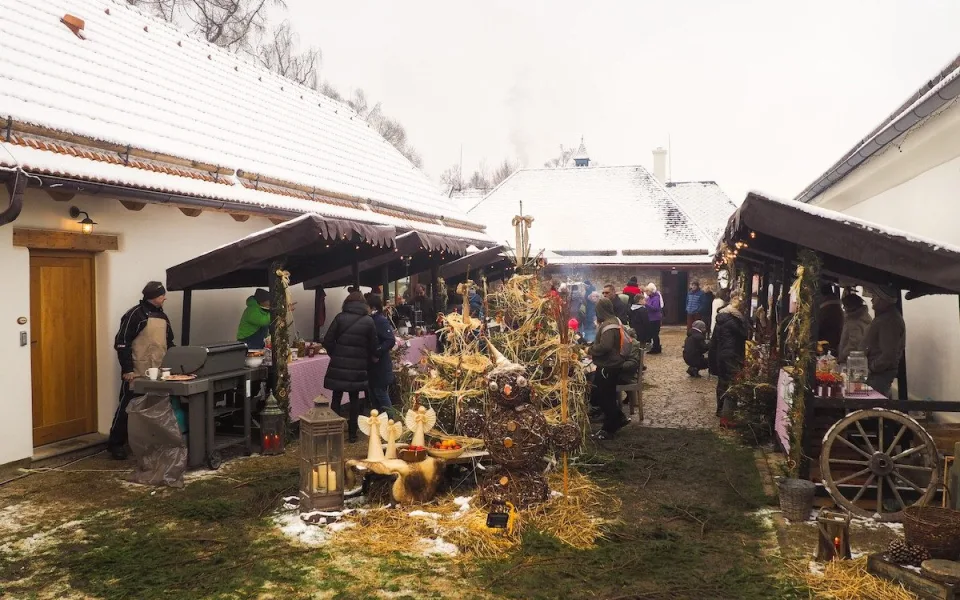 Vánoční trhy na Statku U Medvěda pomohou dětem a nabídnou den plný pohádek.
