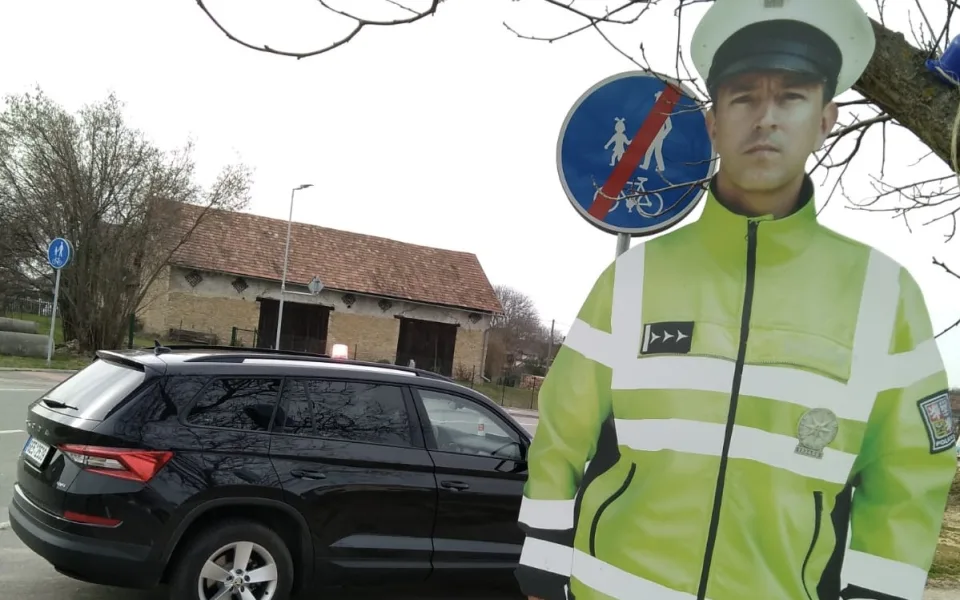 Dřevěný policista zmizel beze stopy. U silnice nevydržel ani dva měsíce