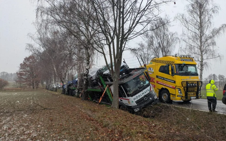 Silnici I/20 uzavřela nehoda náklaďáku, který převážel auta