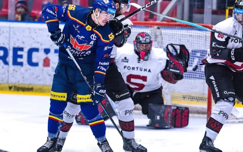 Motor na domácím ledě porazil lídra extraligy
