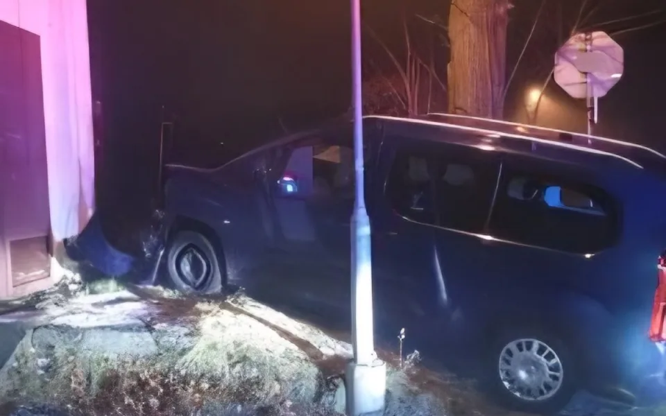 Neděle ve znamení nehod. Hasiči řešili srážky aut