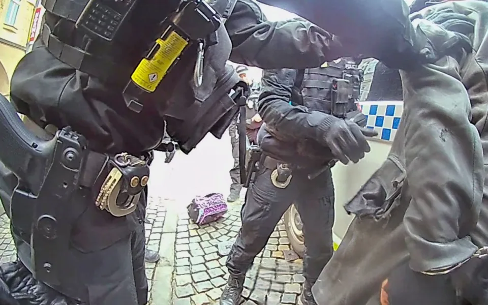 Opilý muž hlasitě pokřikoval na kolemjdoucí a rozbíjel láhve. Skončil na záchytce
