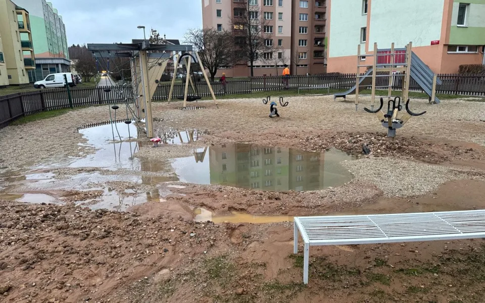 V Dubenské ulici prasklo vodovodní potrubí, oprava uzavřela dětské hřiště