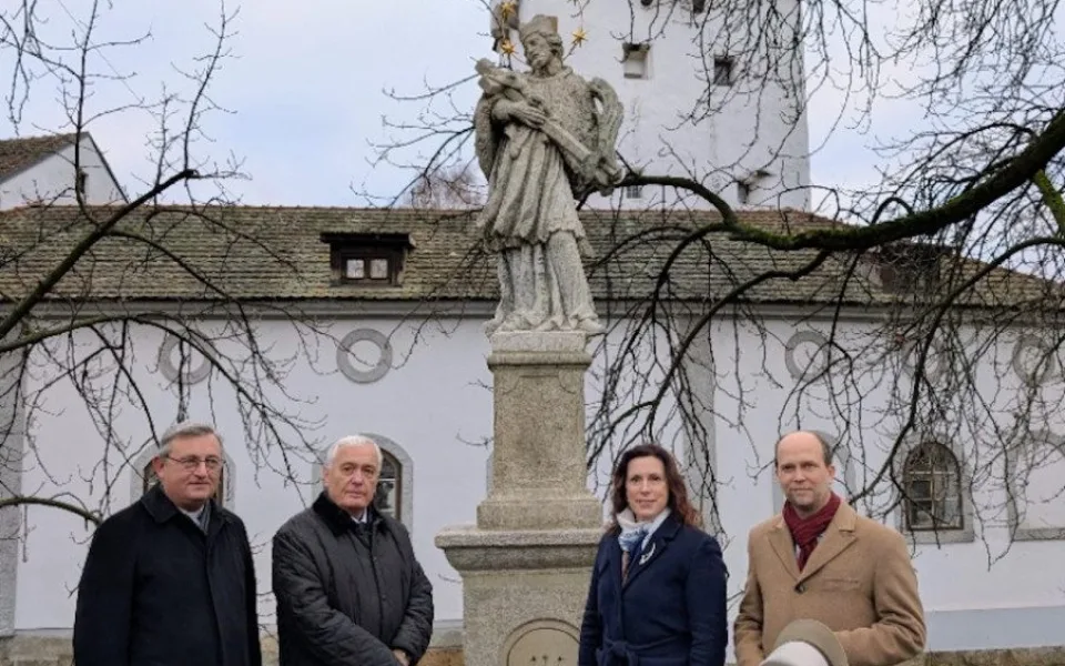 Muž chodil kolem sochy dvacet let, oblíbil si jí a nyní ji nechal zrekonstruovat