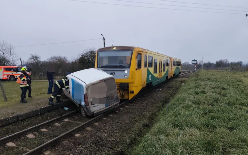 Vlak táhl auto po přejezdu 15 metrů. Nehoda se i tak obešla bez zranění