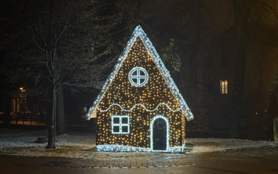 Spory kvůli perníkové chaloupce. Francouzský originál, tvrdí radnice. Předražený nevkus, míní opozice