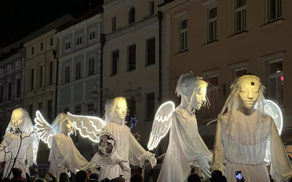 Na budějovickém náměstí opět přistál anděl, přinesl poselství o lásce a pochválil krásu města