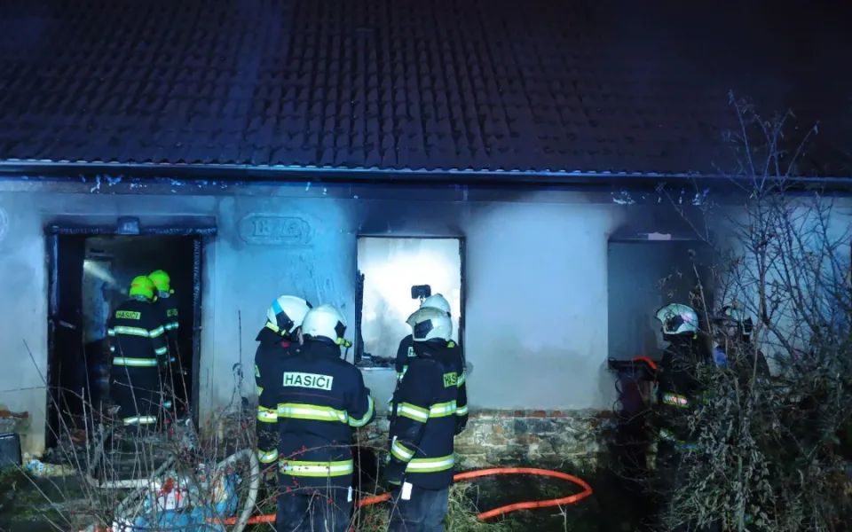 Požár domu uhasilo prasklé potrubí, druhý dům shořel z poloviny