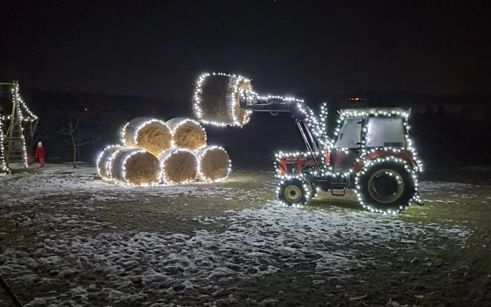 Někde zdobí stromeček, jinde zase traktor. V Těšínově pojali advent originálně
