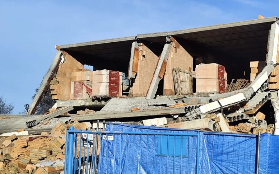 Stavba za 30 milionů skončila v troskách. V jachetním klubu u Lipna se zřítila budova