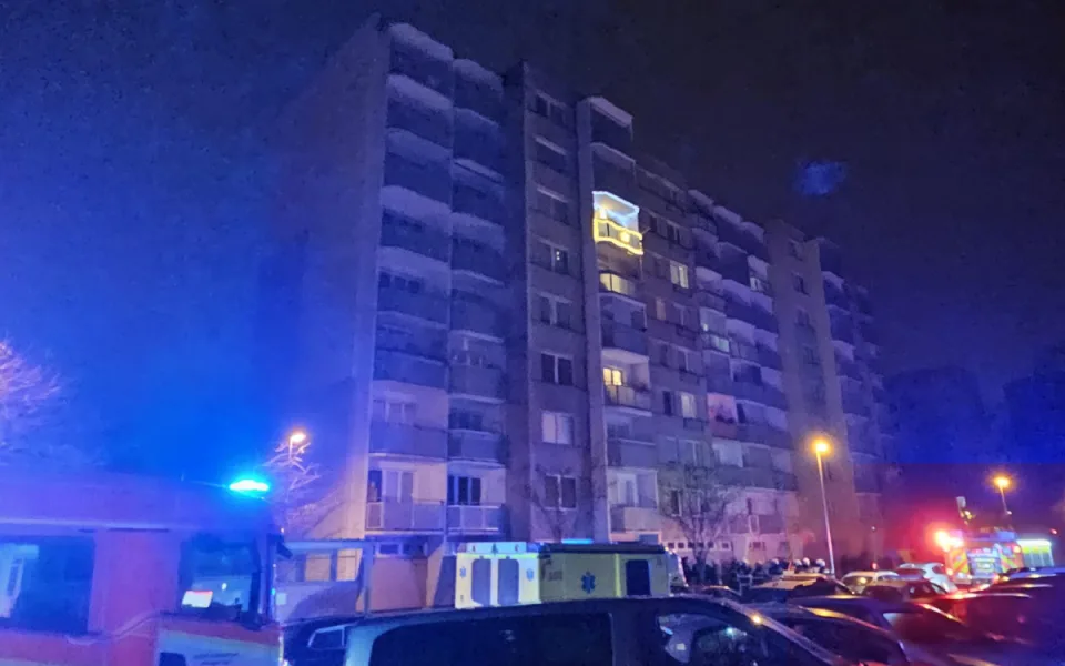 Požár v panelovém domě v Českých Budějovicích. Hasiči v bytě nalezli mrtvého muže