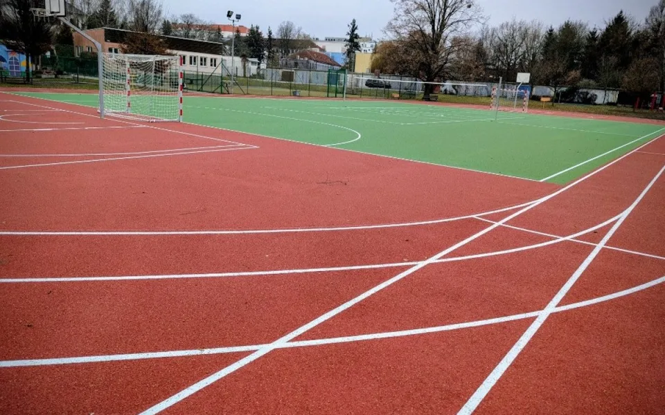 Grünwaldovka má opravené hřiště. Veřejnost ho vyzkouší na jaře
