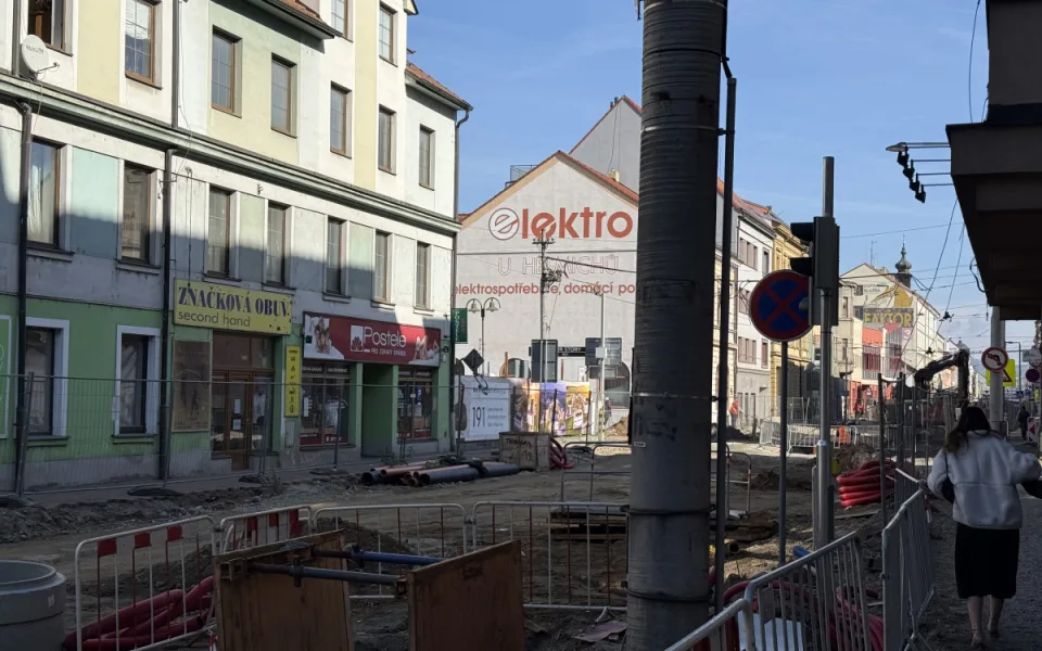 Město v pátek zprůjezdní část opravované Rudolfovské třídy