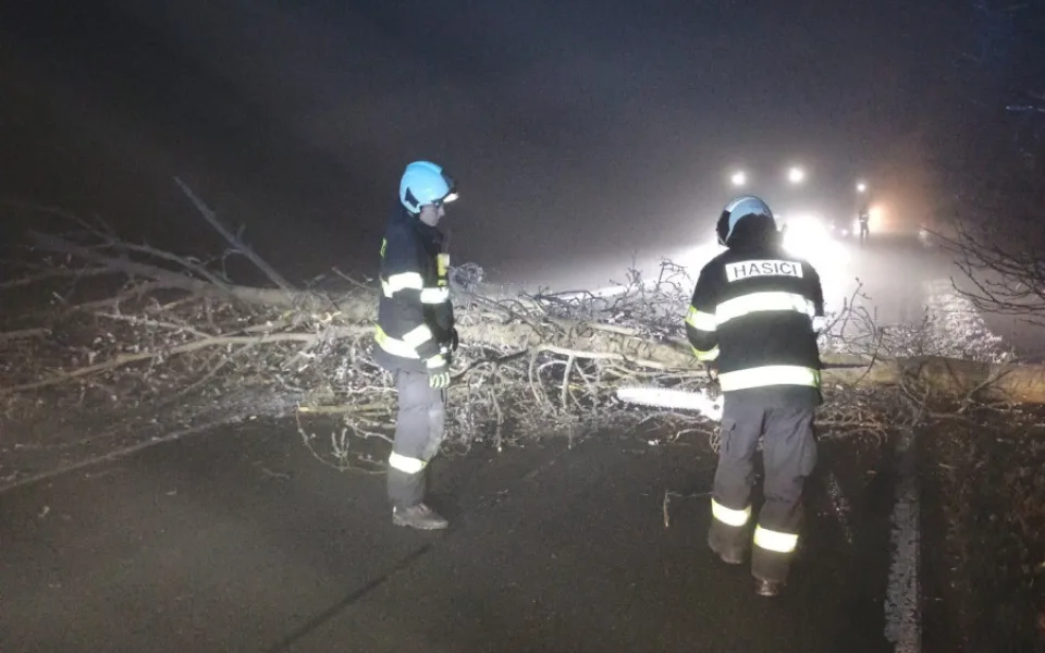 Námraza komplikuje dopravu v jižních Čechách. Hasiči vyjížděli k desítkám zásahů