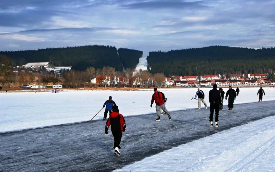 Nedočkaví bruslaři vyrazili na Lipno příliš brzy. Led má jen pár centimetrů