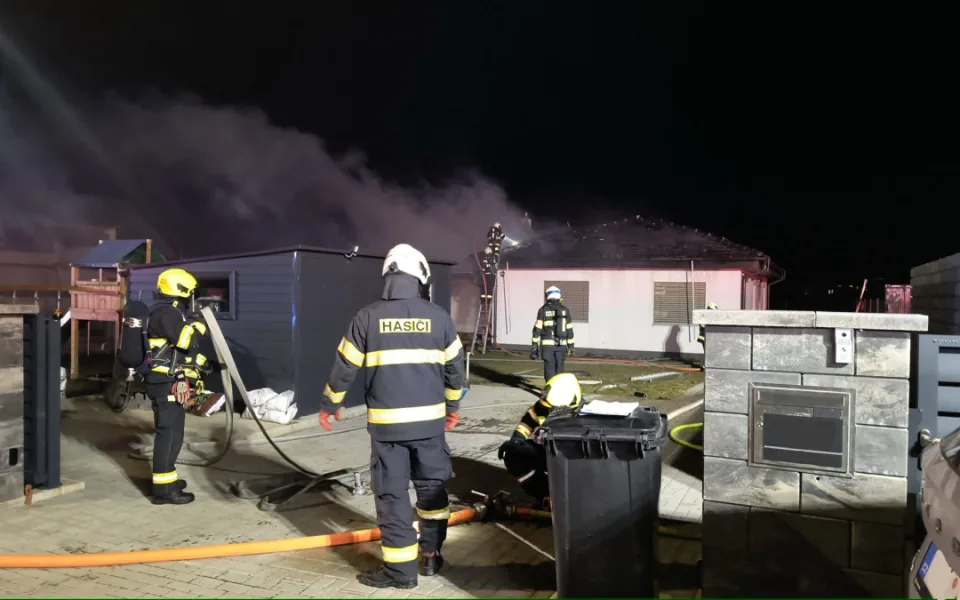 Požár připravil rodinu o domov. Město organizuje sbírku potřebných věcí