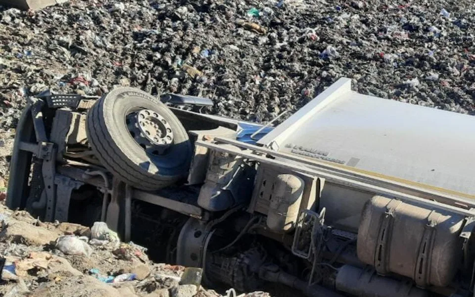 Na Jindřichohradecku se převrátilo popelářské auto. Spolujezdec zemřel
