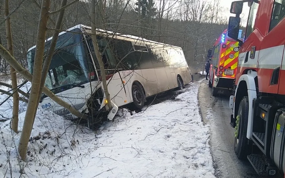 U Větřní boural autobus. Silnice bude kvůli vyprošťování uzavřená