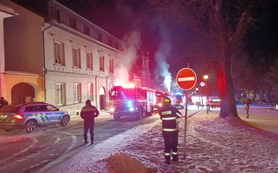 Při hašení požáru sauny na Českokrumlovsku se zranilo pět hasičů