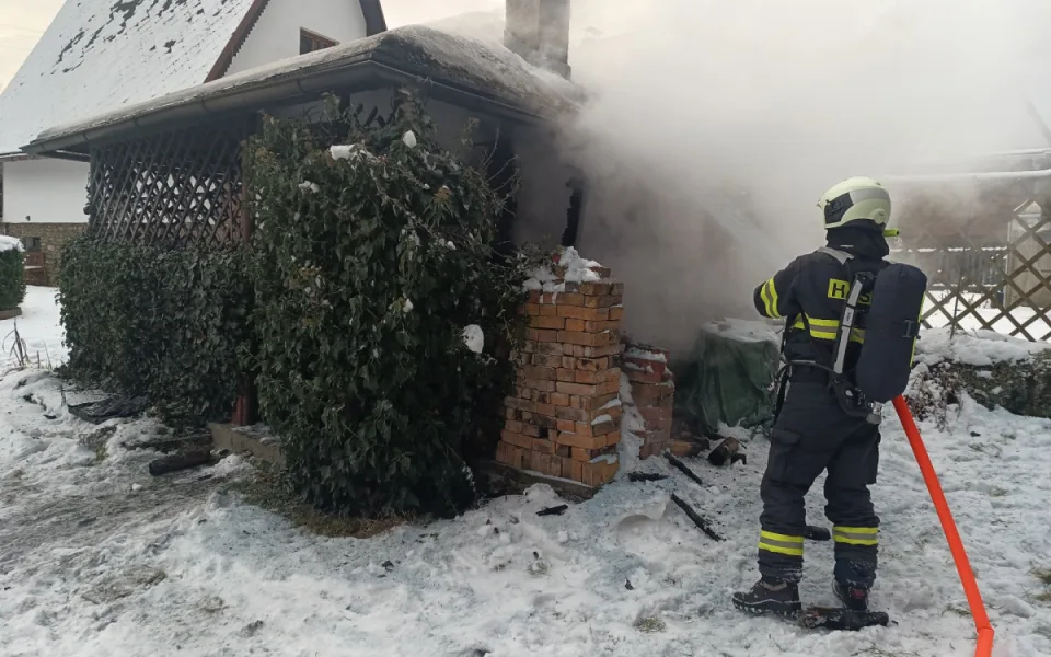 Silvestrovská noc pro hasiče byla klidná. Řešili hlavně požáry popelnic a odpadu