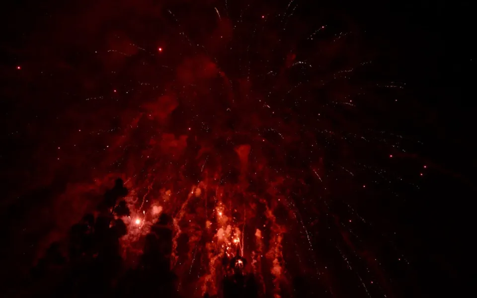 Muži v Budějovicích vybouchla pyrotechnika v rukou
