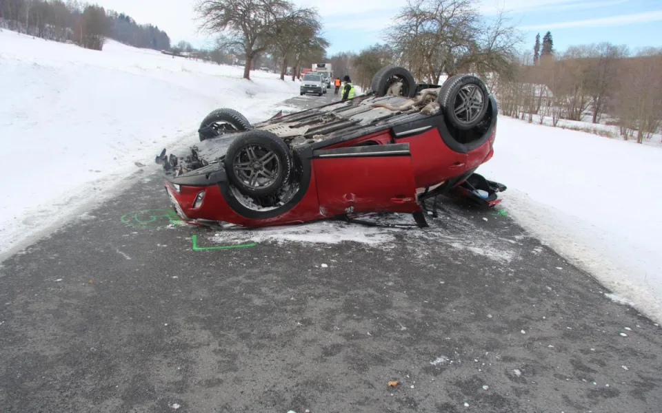 Silný mráz komplikuje i dopravu. Policie řešila několik něhod