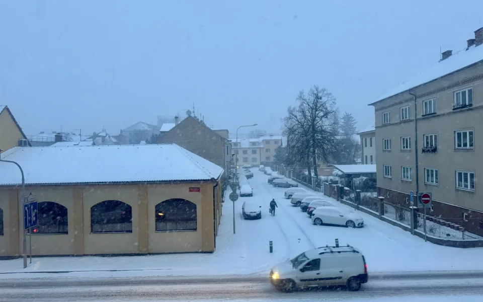 Jih Čech zasáhlo husté sněžení. Meteorologové varují před zhoršením situace