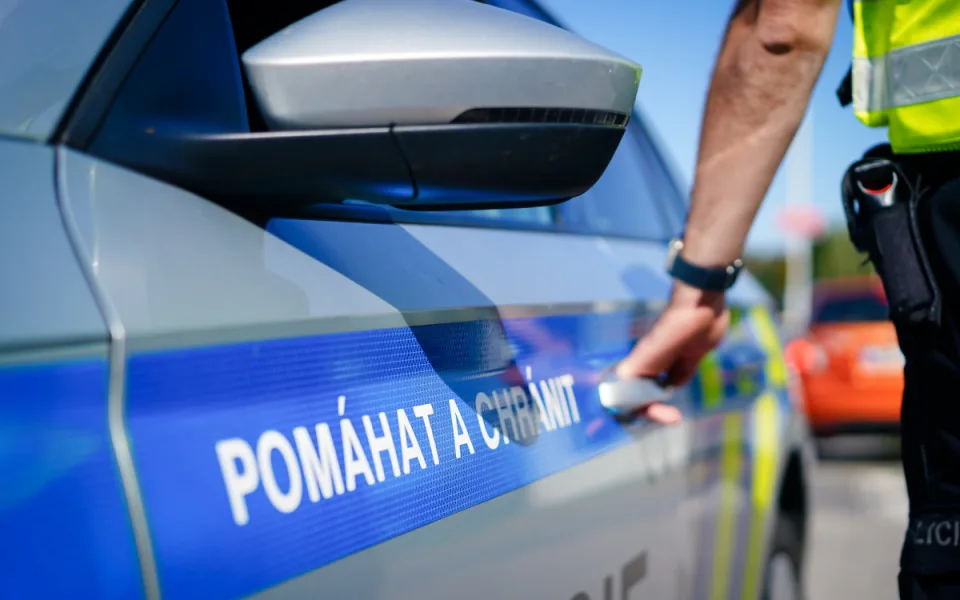 Na dálnici D3 havarovali policisté, mířili k muži, který vyhrožoval sebevraždou