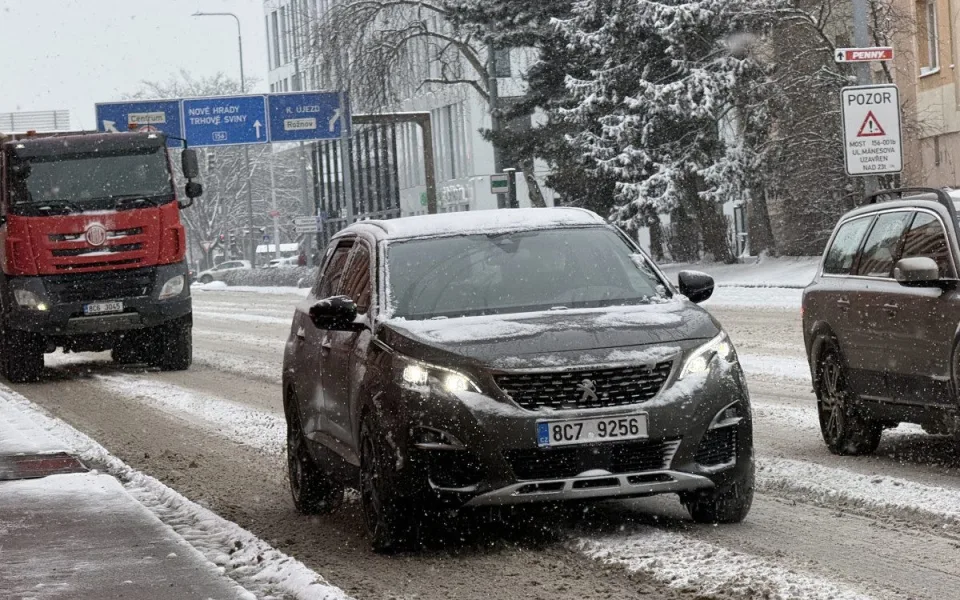 Arktický mráz se vrací. Teploty mohou klesnout až k −17 °C, hrozí i sněhové jazyky