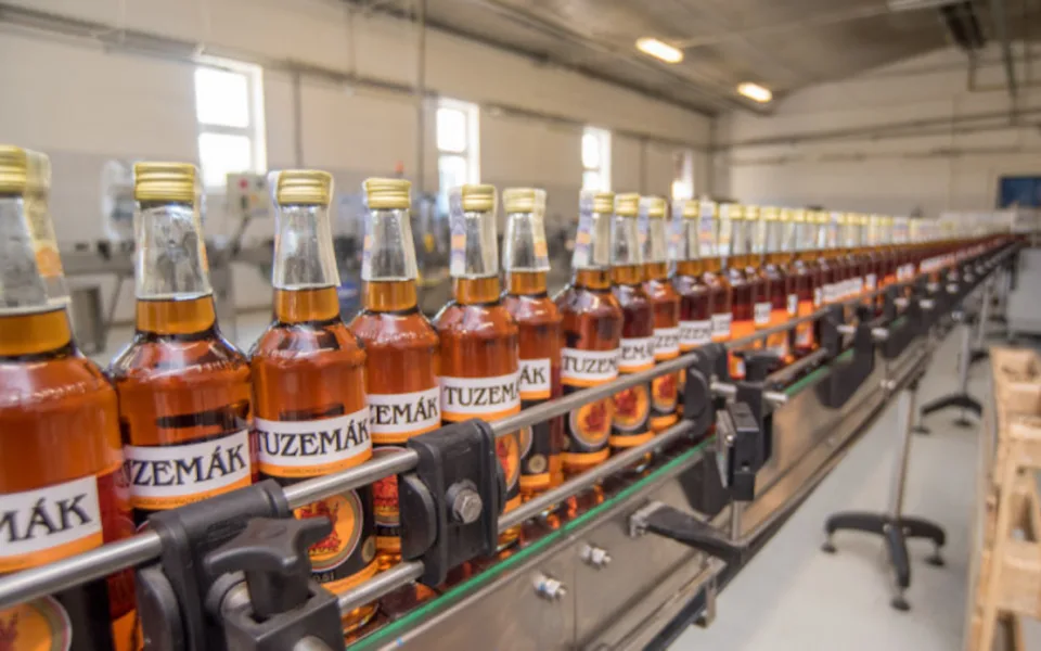 Likérky kritizují další zvýšení daně, některé snižují obsah alkoholu v nápojích