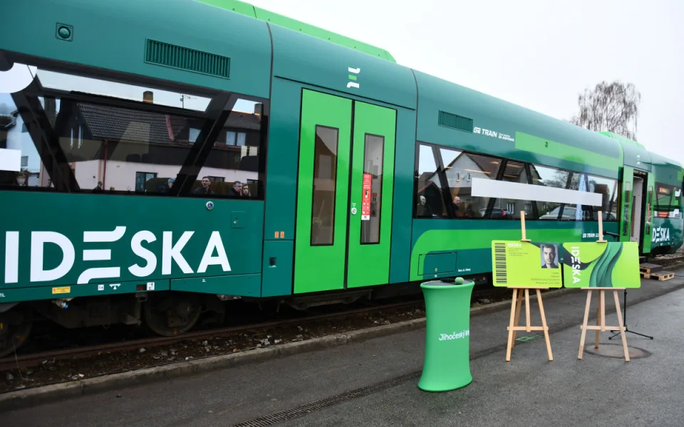 Jízdenky i jízdní řády v jedné aplikaci. IDESKU budou testovat sami cestující