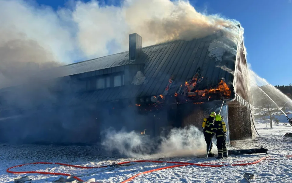 Devět cisteren a hasiči ze dvou krajů. Na Prachaticku hoří rodinný dům