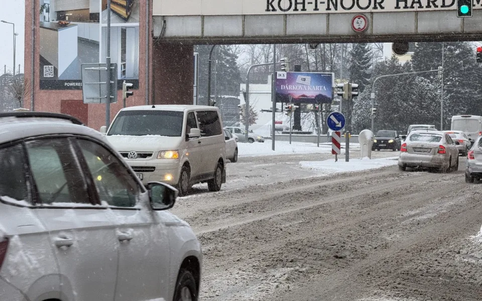 Česko potrápí ledovka, hrozí úrazy i dopravní komplikace