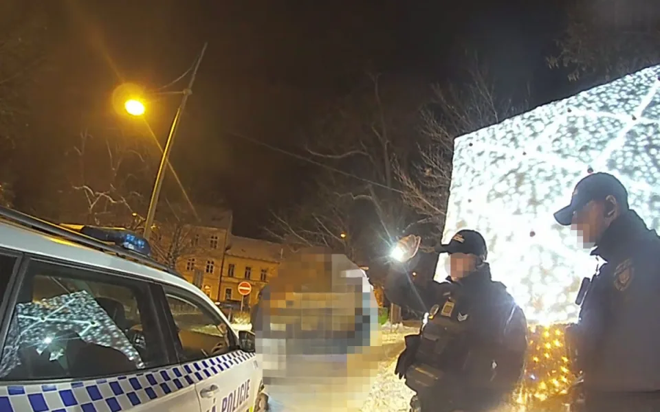Perníkovou chaloupku za milion poničil mladý vandal. Hlavou prorazil dveře