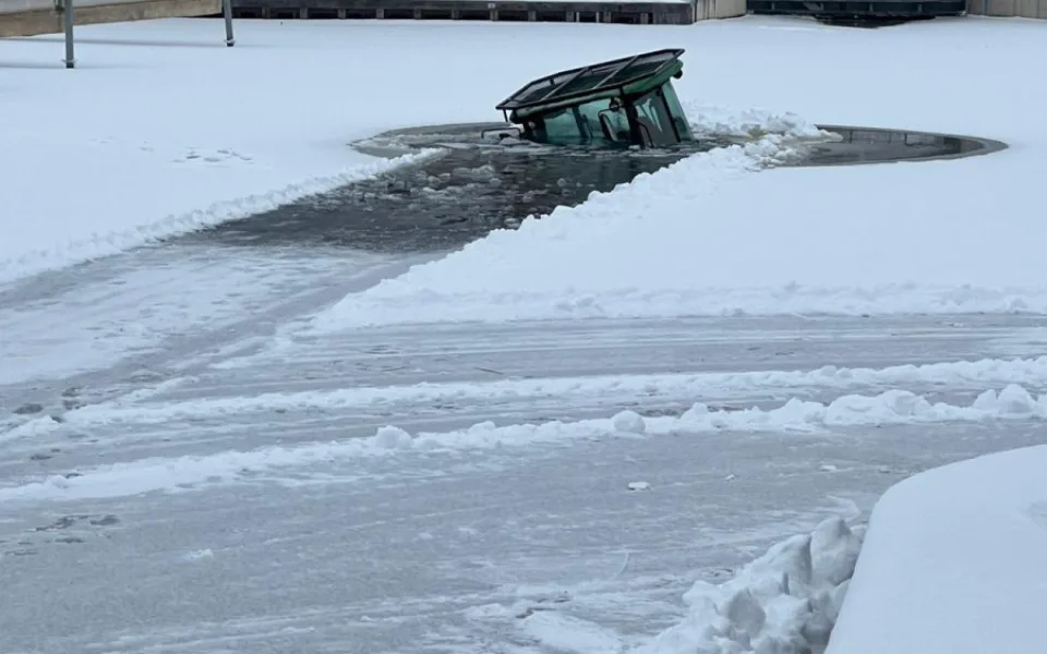 Další těžký stroj pod ledem. V přístavu v Českém Vrbném se propadnul traktor